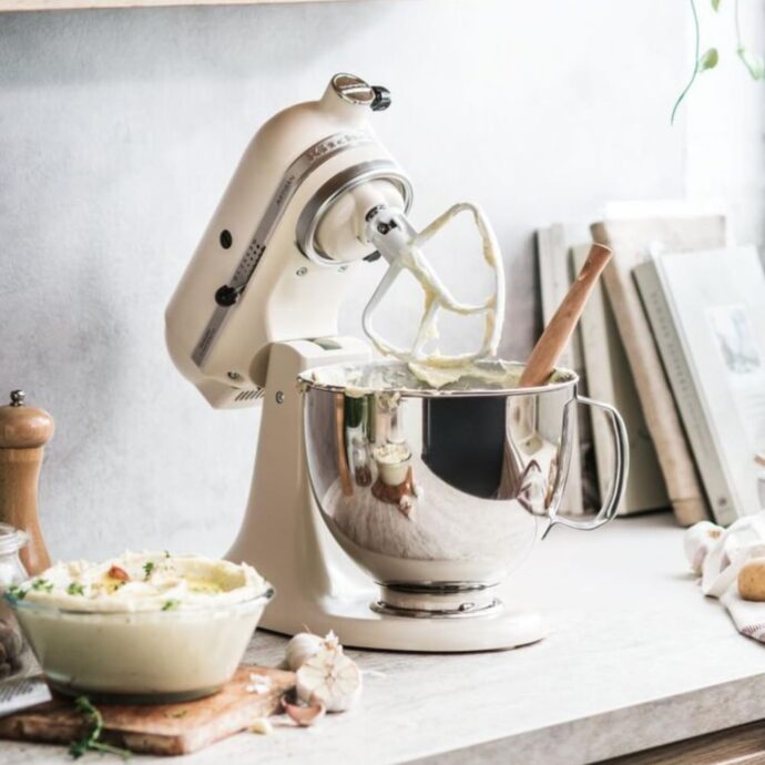 ⁦عجان كيتشن ايد KitchenAid Robot Pétrib Artisan à tête inclinable I Avec 4 accessoires 4,8L Crème⁩ - الصورة ⁦3⁩