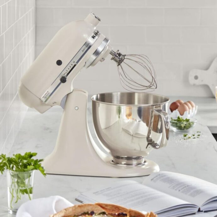 ⁦عجان كيتشن ايد KitchenAid Robot Pétrib Artisan à tête inclinable I Avec 4 accessoires 4,8L Crème⁩ - الصورة ⁦5⁩